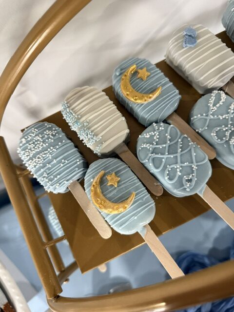 Elegant blue and gold cakesicles by Timeless Treats